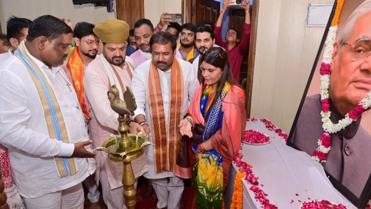 अटल जी की पुण्यतिथि समारोह में फिसली पूर्व सांसद बृजभूषण की जुबान, बाबा रामदेव पर कर दी अपमानजनक टिप्पणी