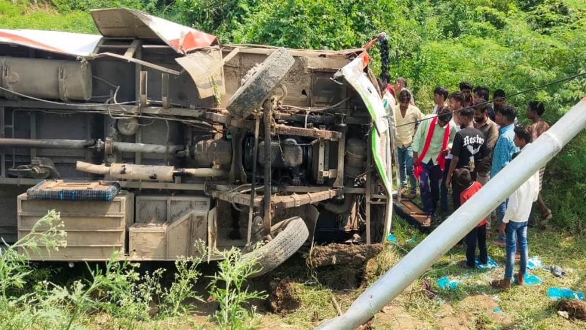https://www.jagranimages.com/images/newimg/17082025/17_08_2025-banda_bus_accident_24015790_204637835.jpg
