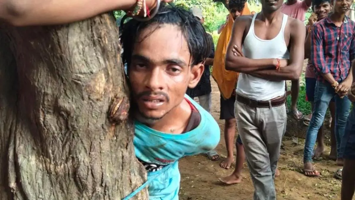 भागलपुर में चोरी के आरोप में युवक की पिटाई, गुस्साए लोगों ने पेड़ से बांधकर जमकर पीटा
