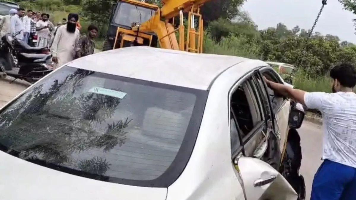 Ludhiana News: बाइक सवार को बचाते नहर में गिरी कार, फिल्मी स्टाइल में ड्राइवर ने बचाई जान