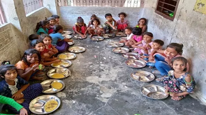 स्कूलों में बच्चों की थाली से दाल-सब्जी गायब। फाइल फोटो