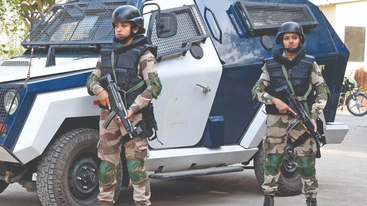 https://www.jagranimages.com/images/newimg/17082025/17_08_2025-cisf_24016102.jpg