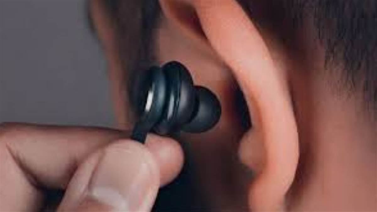 https://www.jagranimages.com/images/newimg/17082025/17_08_2025-earbud_24016131.jpg
