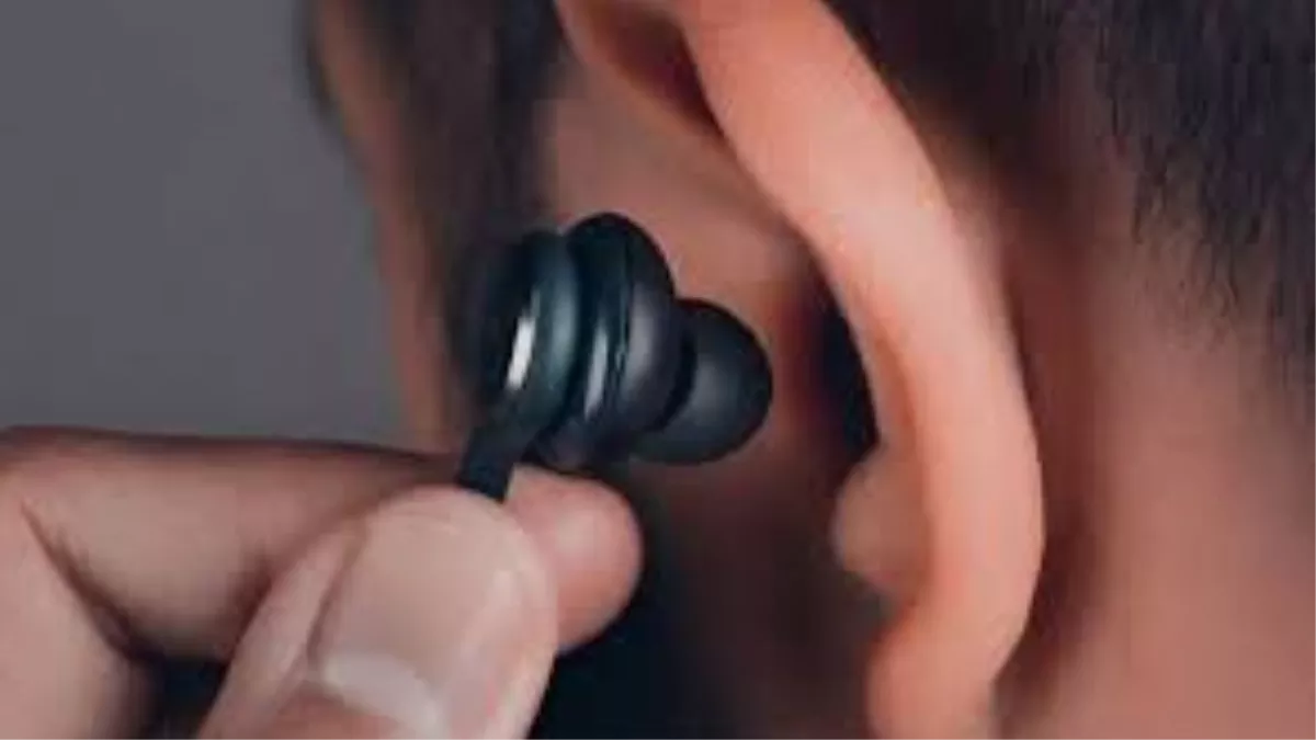 Earbuds का लगातार यूज करते हैं तो पढ़ें ये खबर, कहीं जिंदगी भर पछताना न पड़े