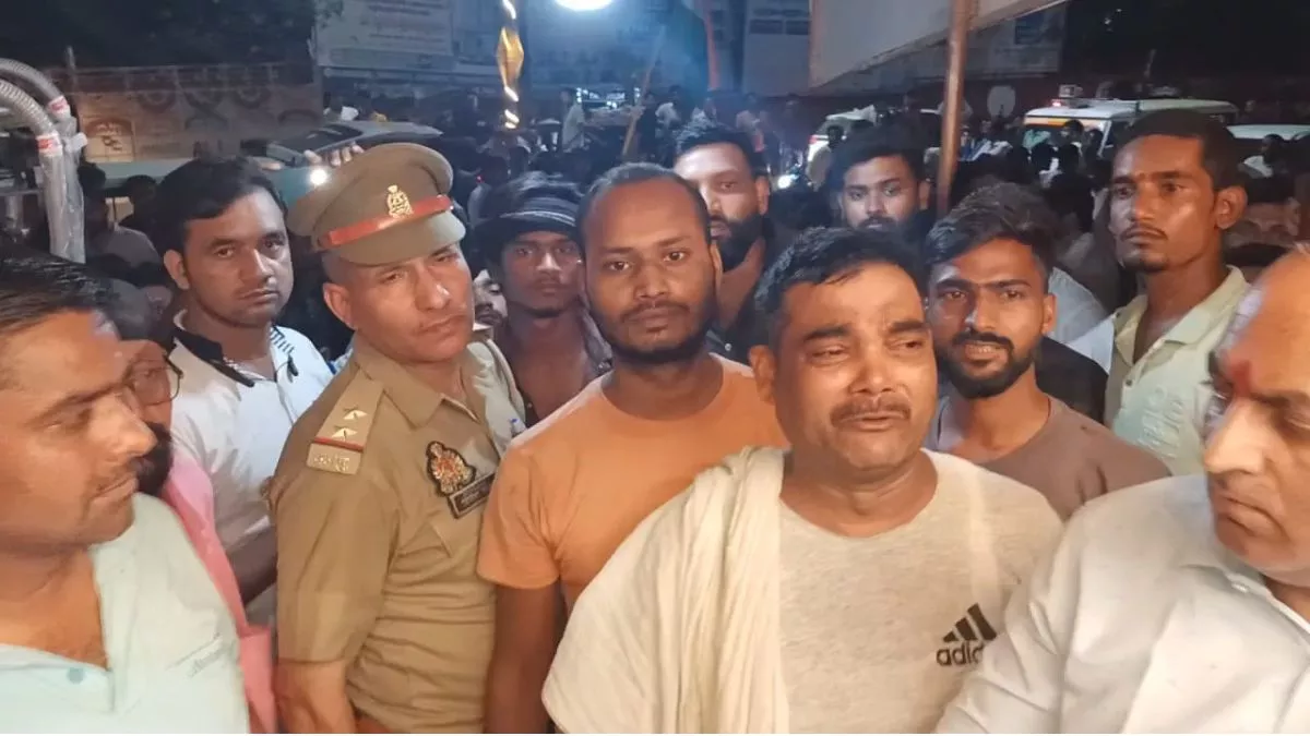 गोंडा में क्लीनिक में इलाज के दौरान महिला की मौत, परिजनों ने शव रखकर किया प्रदर्शन