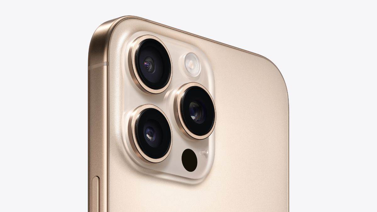 https://www.jagranimages.com/images/newimg/17082025/17_08_2025-iphone_16_pro_max_massive_discount_24015463.jpg