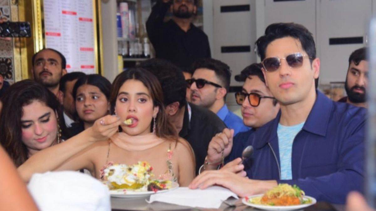 https://www.jagranimages.com/images/newimg/17082025/17_08_2025-jahnvi_kapoor_siddhartha_malhotra__24016228.jpg