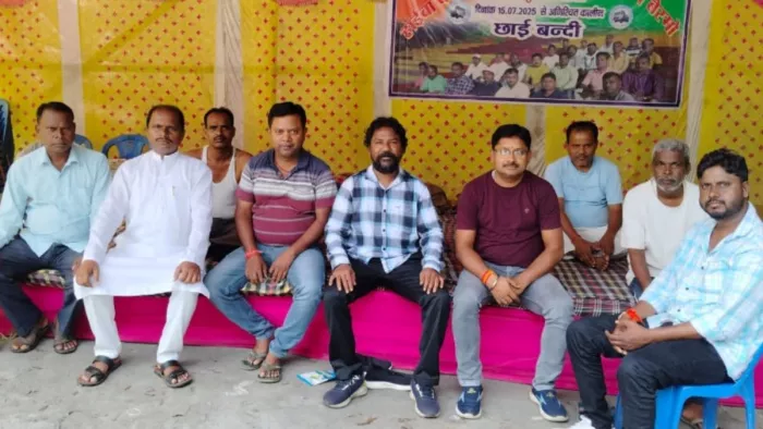 डीवीसी के बोकारो थर्मल ऐश पौंड में दिया जा रहा धरना । (जागरण)