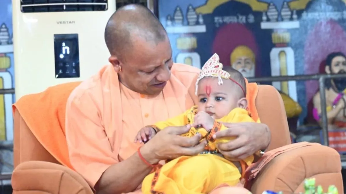 जन्मे कन्हाई, पालने में झुलाकर योगी ने जन्माष्टमी मनाई; देखें तस्वीरें