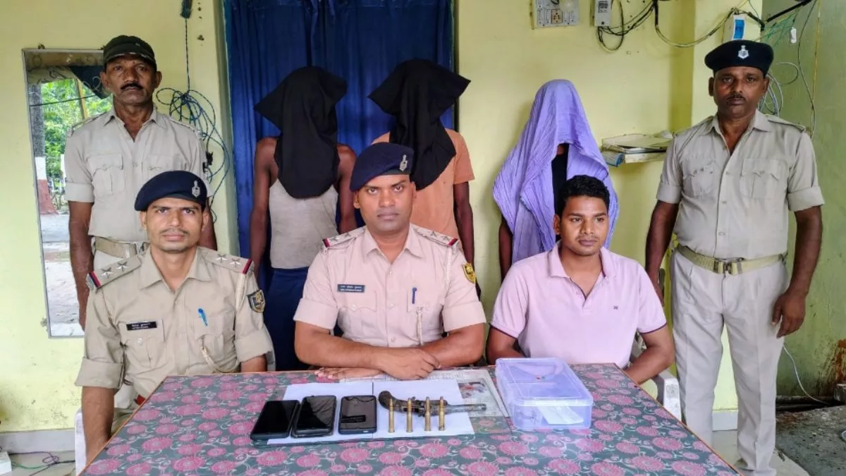 Katihar News: झोला में देशी कट्टा एवं कारतूस लेकर भाग रहे थे युवक, पुलिस ने तीन को किया गिरफ्तार