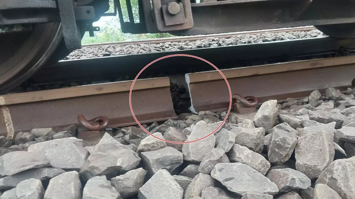 खंडवा में टला बड़ा रेल हादसा, दो हिस्सों में टूटी हुई थी पटरी और ऊपर से निकल गई आधी ट्रेन; कीमैन की तेजी आई काम