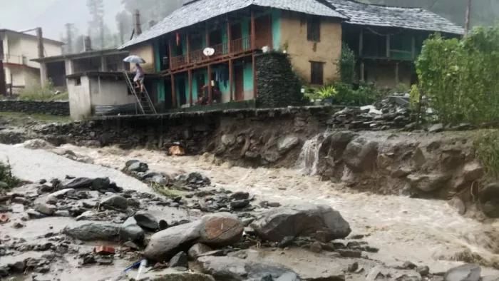 मंडी में बादल फटने से तबाह हुआ आरंग गांव, जहां बाढ़ का पानी बह रहा है वहां घर थे।