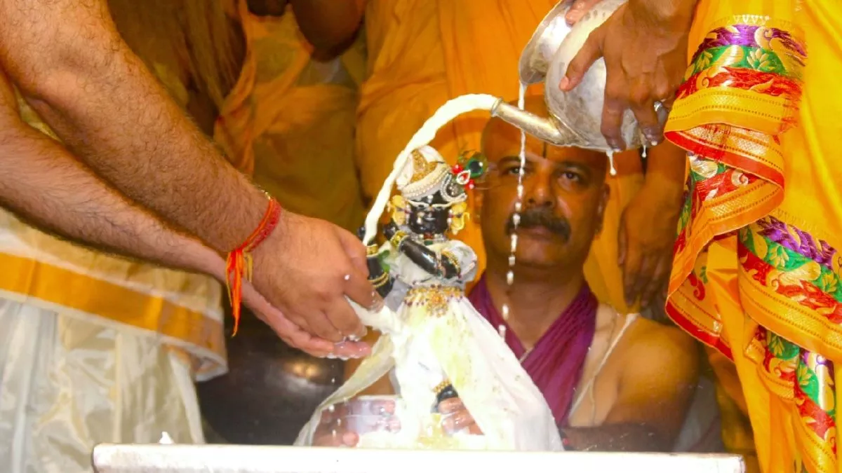 Janmashtami: 'नंद घर आनंद भयो, जय कन्हैया लाल की...' 12 बजते ही श्रीकृष्ण के जयकारों से गूंज उठा मथुरा- ब्रज