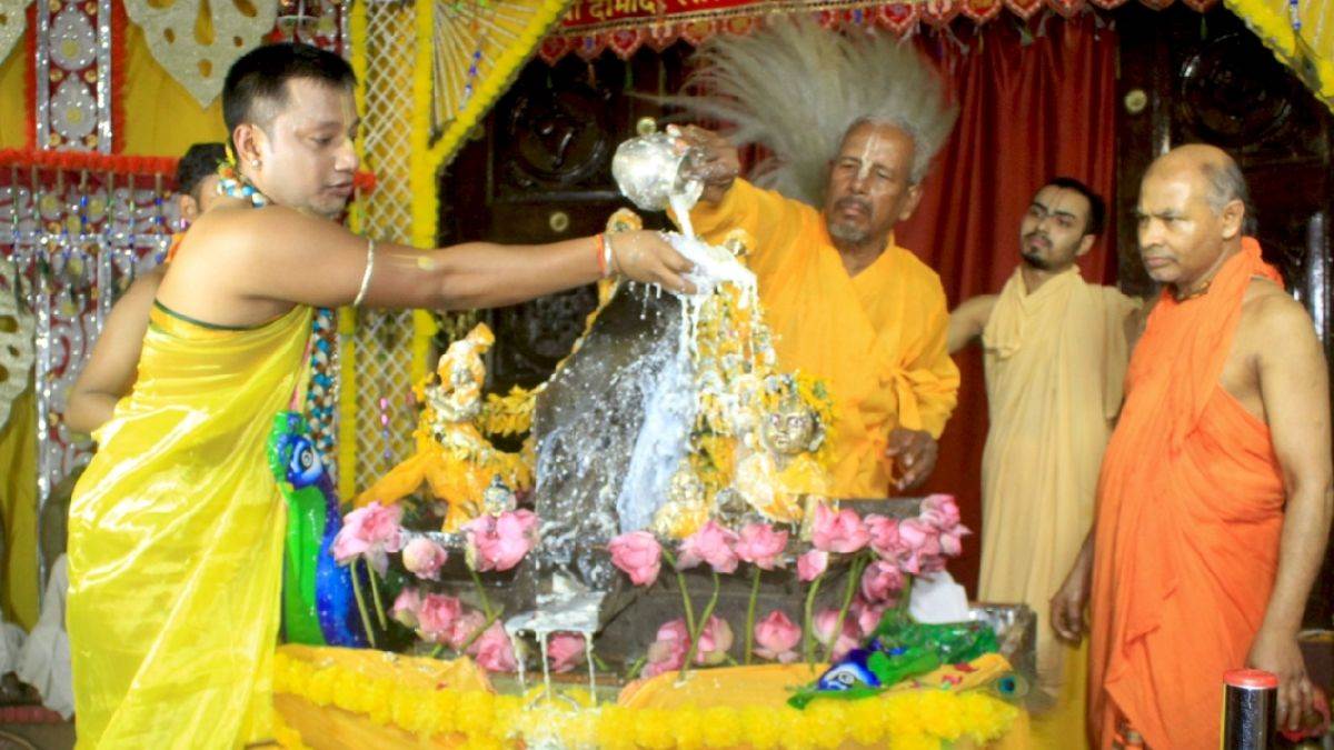 https://www.jagranimages.com/images/newimg/17082025/17_08_2025-radha_raman_lal_ju_24015414.jpg