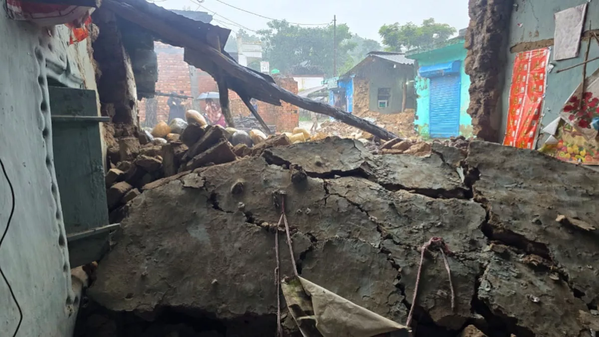 Uttarakhand Weather: देहरादून में बादलों ने मचाई बर्बादी, 12 मकान धराशायी; जनजीवन अस्‍त-व्‍यस्‍त