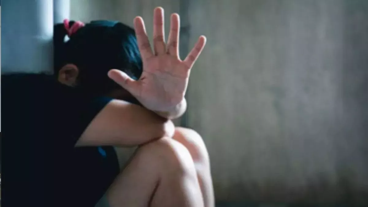 सौतेले पिता ने 14 साल की बेटी को बनाया हवस का शिकार, एक महीने से कर रहा था दुष्कर्म