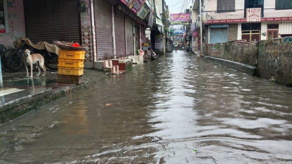https://www.jagranimages.com/images/newimg/17082025/17_08_2025-saharanpur_rain_water_24015612.jpg