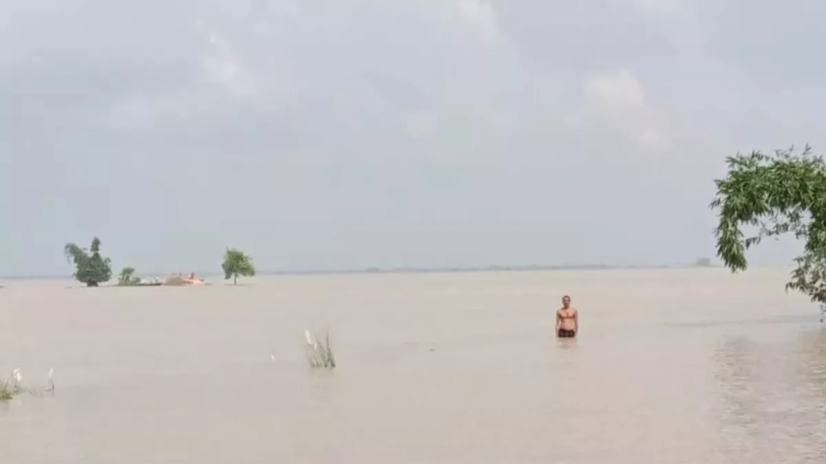 Gorakhpur Flood Alert: गोरखपुर में नदियों का उतार-चढ़ाव जारी, चार जगहों पर खतरे के निशान से ऊपर बह रही सरयू नदी
