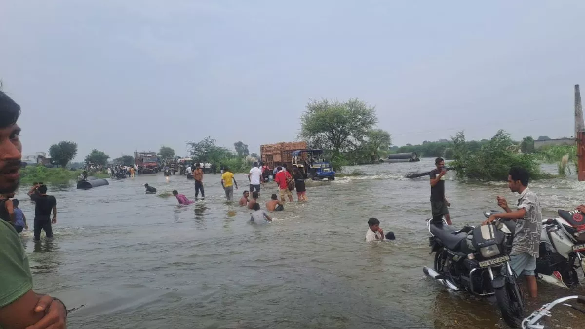 Yamuna Water Lavel: मथुरा में यमुना का जलस्तर खतरे के निशान से ऊपर, कई गांवों में बाढ़ का खतरा