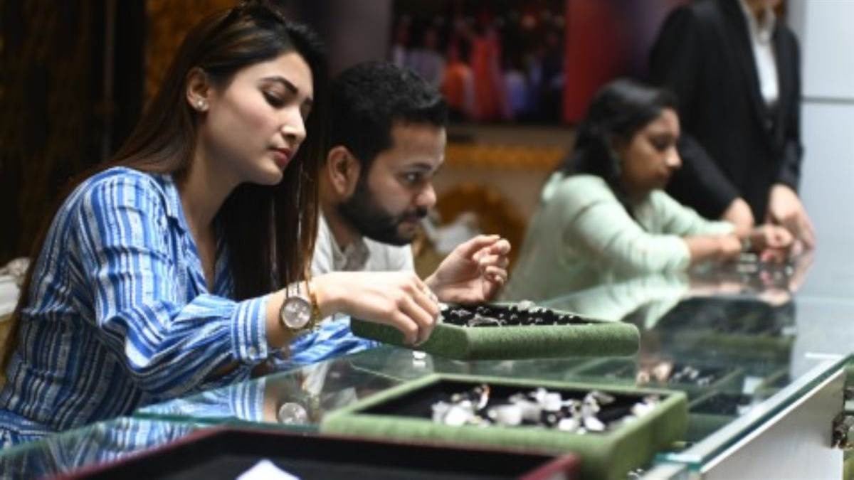 https://www.jagranimages.com/images/newimg/17082025/17_08_2025-silver_rate_24015546.jpg
