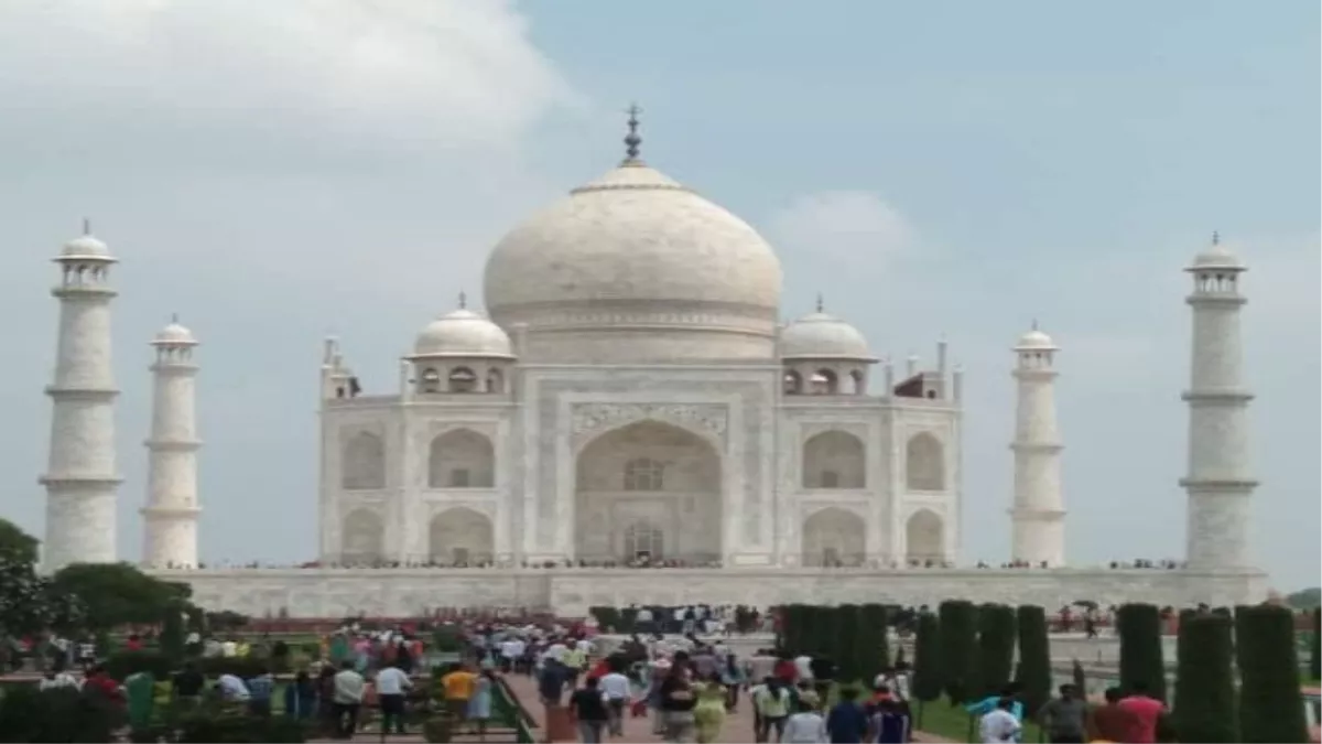 Taj Mahal: लांग वीकेंड पर ताजमहल पर रिकॉर्ड भीड़, 47 हजार टूरिस्ट ने देखा खूबसूरत स्मारक