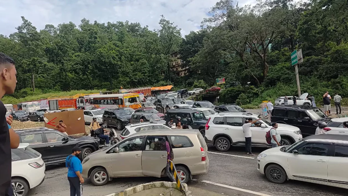 Dehradun Highway Traffic: गड्ढों ने रोकी रफ्तार, देहरादून-सहारनपुर हाईवे पर मोहंड में लगी वाहनों की कतार