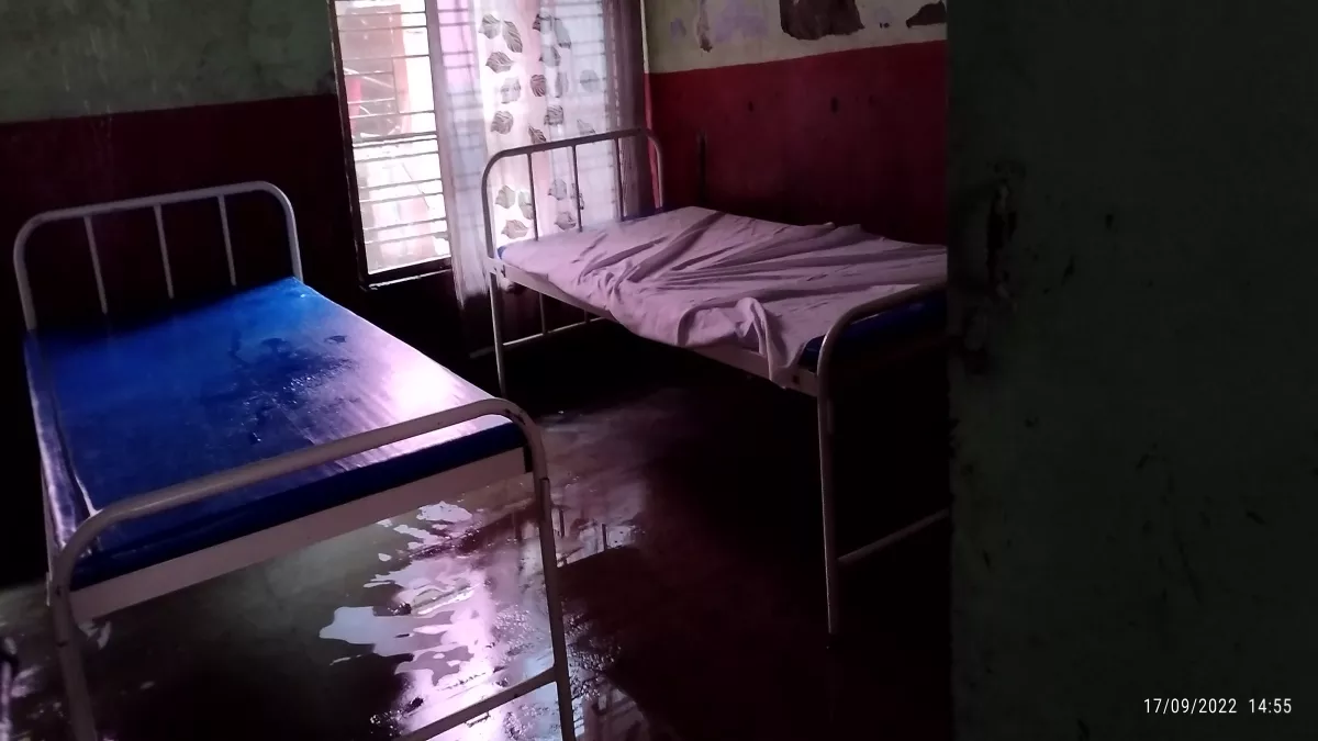 Sitapur: जिस अस्पताल को विधायक ने लिया है गोद, उसी के वार्ड में भरा बरसाती पानी, प्रसूताएं जमीन पर बैठी मिलीं