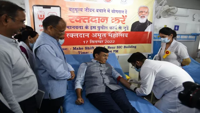 सफदरजंग अस्पताल में रक्तदान शिविर में भाग लेते हुए केंद्रीय स्वास्थ्य मंत्री मनसुख मंडाविया