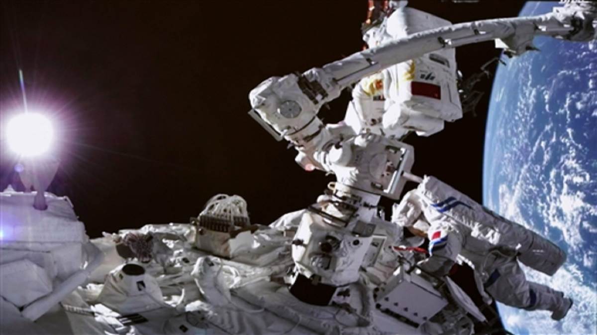https://www.jagranimages.com/images/newimg/17092022/17_09_2022-chinese_astronauts_23078045.jpg