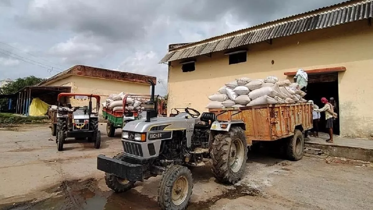 यूपी के हमीरपुर में मिल के अंदर पकड़ा एक हजार बोरी गेहूं और चावल, सरकारी राशन होने के शक में जांच शुरू