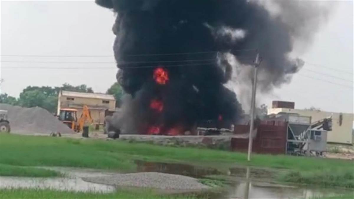 50 lakh loss due to fire caused by pipe leakage in hot mixed plant of chandauli incident happened while boiling coal tar