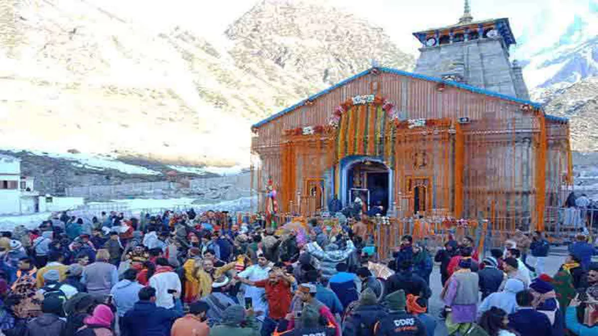 Kedarnath Yatra: केदारनाथ के गर्भगृह में श्रद्धालुओं के प्रवेश पर रोक, सभा मंडल से ही कर रहे शिवलिंग के दर्शन