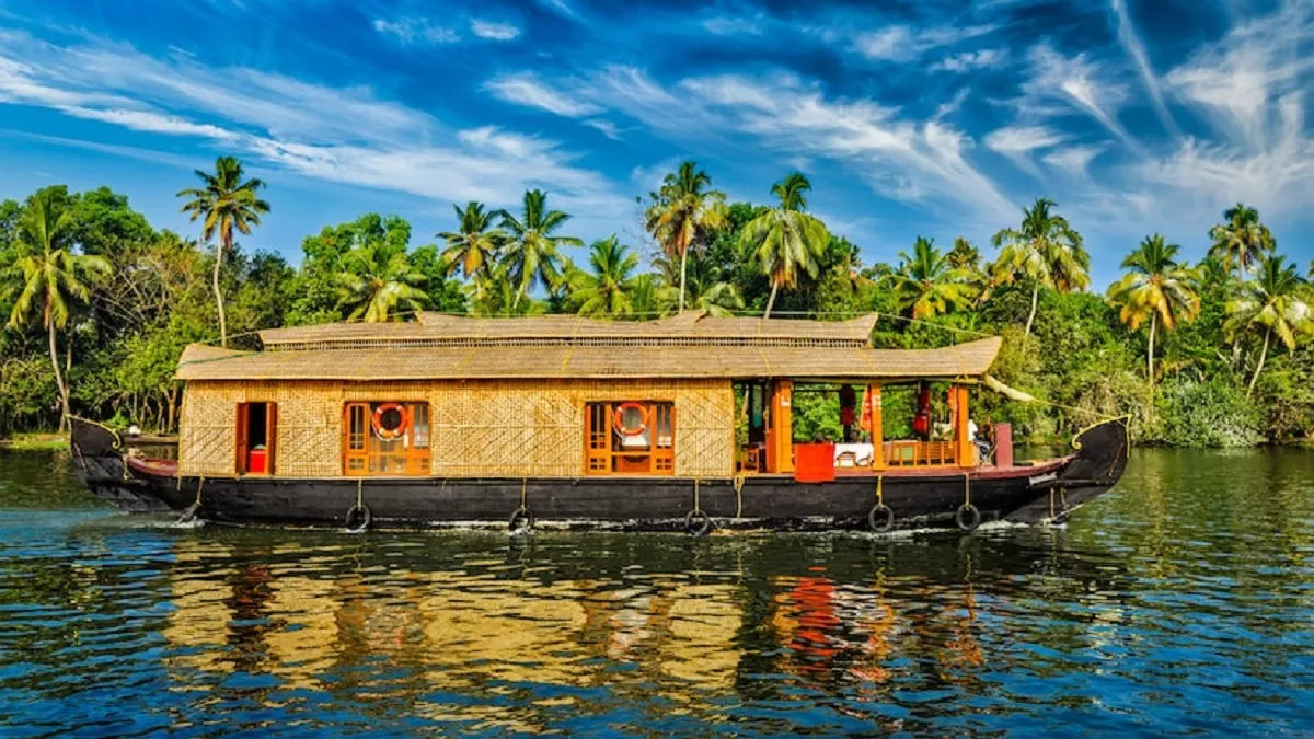 Kerala: अक्टूबर महीने में घूमने के लिए केरल की इन खूबसूरत जगहों को करें एक्स्प्लोर, सफर बनेगा यादगार