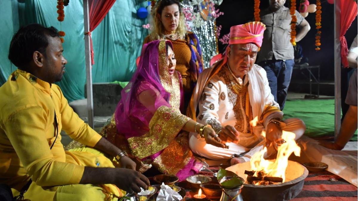 UP News: आगरा में शिव मंदिर में हिंदू रीति रिवाज से शादी करते मैक्सिको के क्लाउडिया और सार्जियो।