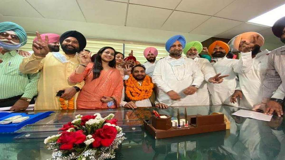 councilors allegations on mohali mayor amarjit singh jiti civic department sent showcause notice to him