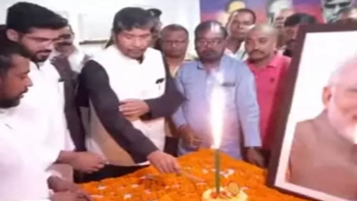 नरेंद्र मोदी की तस्वीर के सामने केक काटते पशुपति पारस, साथ में सांसद प्रिंसराज। फोटो-इंटरनेट मीडिया