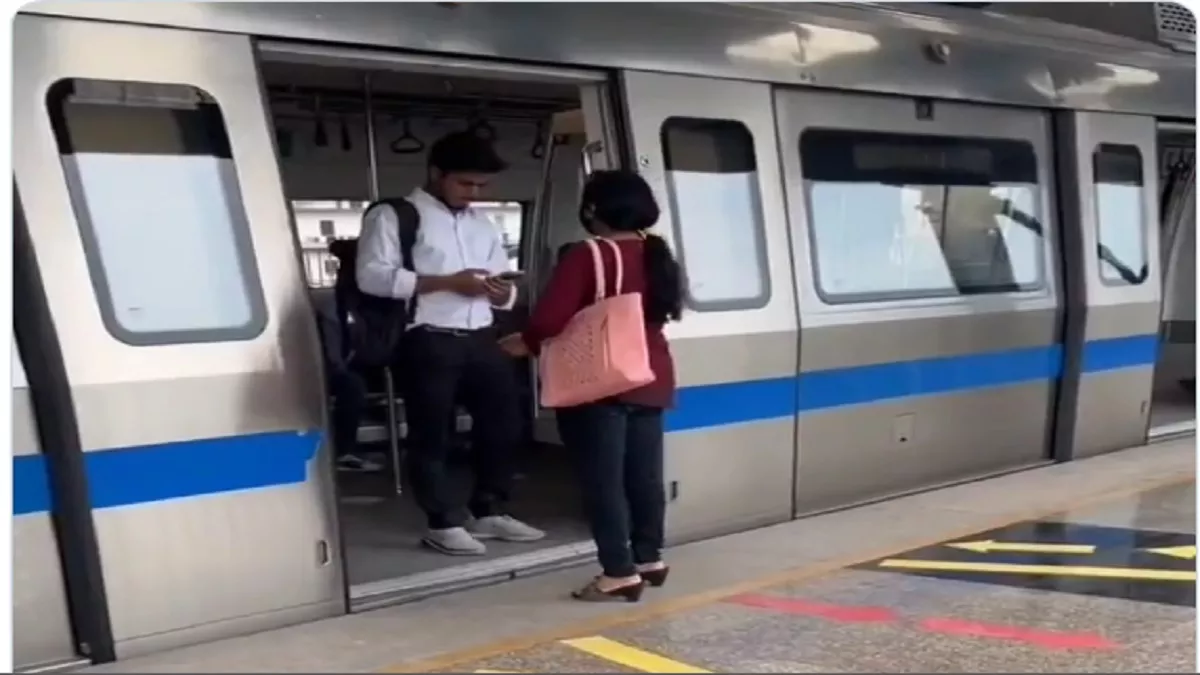 Viral Video: यात्री बन खूबसूरत लड़की ने दिल्ली मेट्रो में ऐसे किया हाथ साफ, यूजर्स बोले-क्या बात है दीदी!