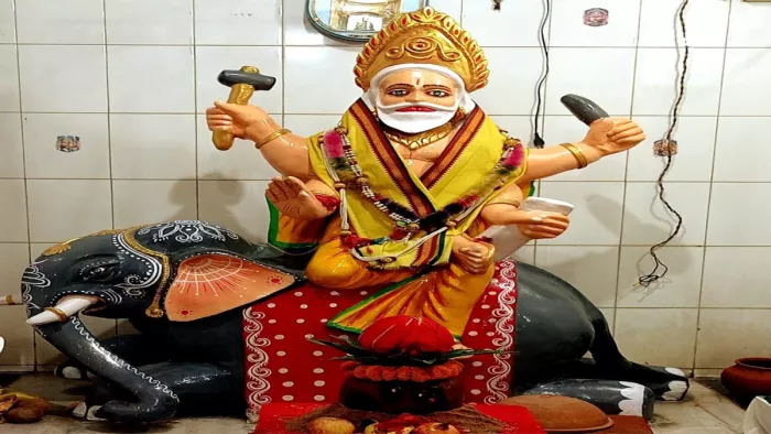 देवताओं के शिल्पी भगवान विश्वकर्मा की प्रतिमा। जागरण