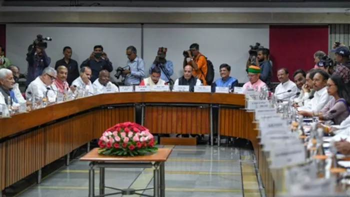 संसद के विशेष सत्र से पहले दिल्ली में हुई सर्वदलीय बैठक। फोटोः एएनआई।