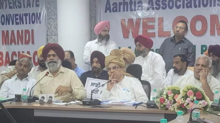 पंजाब आढ़ती एसो. के प्रधान रविंदर सिंह चीमा और राष्ट्रीय प्रधान बाबू लाल गुप्ता।