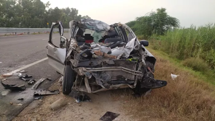 दिल्ली से लौट रहे युवकों की कार ट्राली से टकराई।