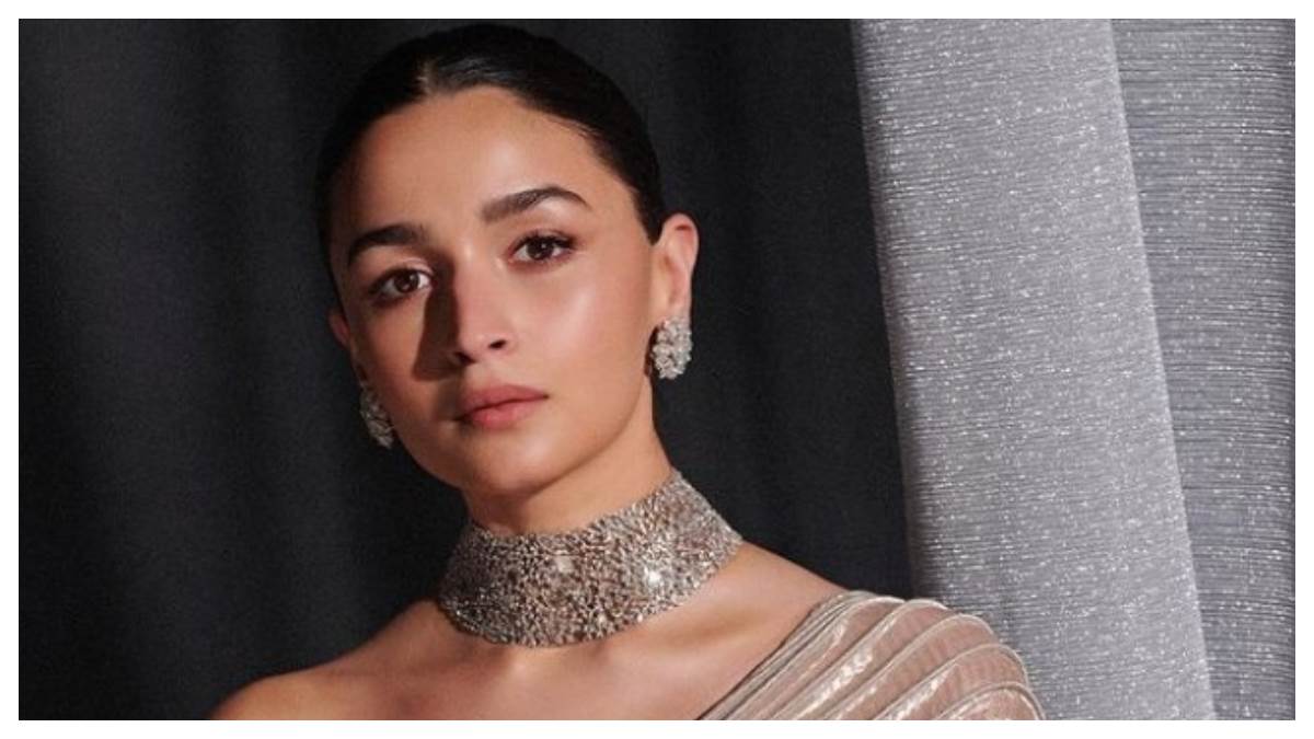 alia bhatt car surrounded by bunch of people in traffic in mumbai