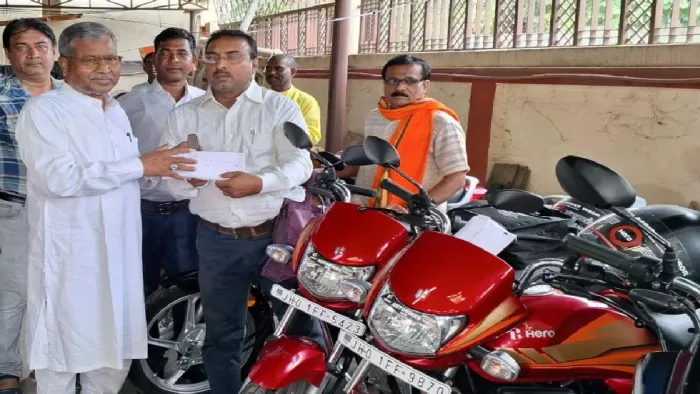 भाजपा के प्रदेश कार्यालय में पूर्णकालिक विस्तारकों को नई मोटर बाइक सौंपते पार्टी के प्रदेश अध्यक्ष बाबूलाल मरांडी