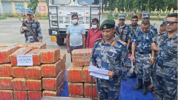 रक्सौल जब्त गांजा के साथ ट्रक, चालक व उपचालक। (फोटो-सोशल मीडिया)