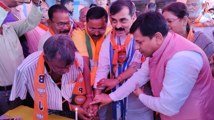 भाजपा कार्यकर्ताओं ने धूमधाम से मनाया पीएम मोदी का जन्म दिवस। (जागरण फोटो)