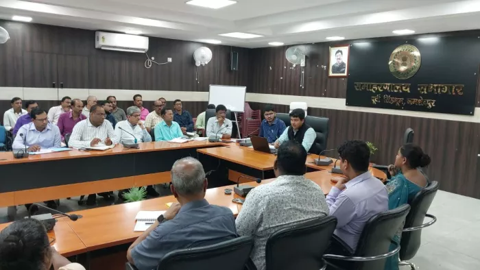 बैठक में उपस्थित उप विकास आयुक्त मनीष कुमार, एसडीओ पीयूष सिन्हा, सिविल सर्जन डा. जुझार माझी सहित अन्य