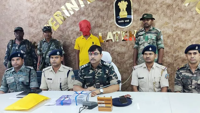 लूट की वारदात का खुलासा करते एसडीपीओ संतोष कुमार मिश्रा व अन्य।