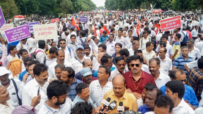 1 लाख 30 हज़ार से ज्यादा शिक्षक ओडिशा की सड़कों पर।फोटो जागरण