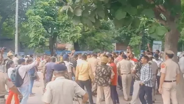 एनकाउंटर के बाद परिजन और ग्रामीण सड़क पर उतरे।
