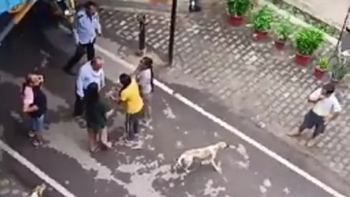 ग्रीन व्यू अपार्टमेंट्स में कुत्तों को खाना खिलने से मना करने पर गार्ड के साथ नोक-झोंक करती युवतियां।